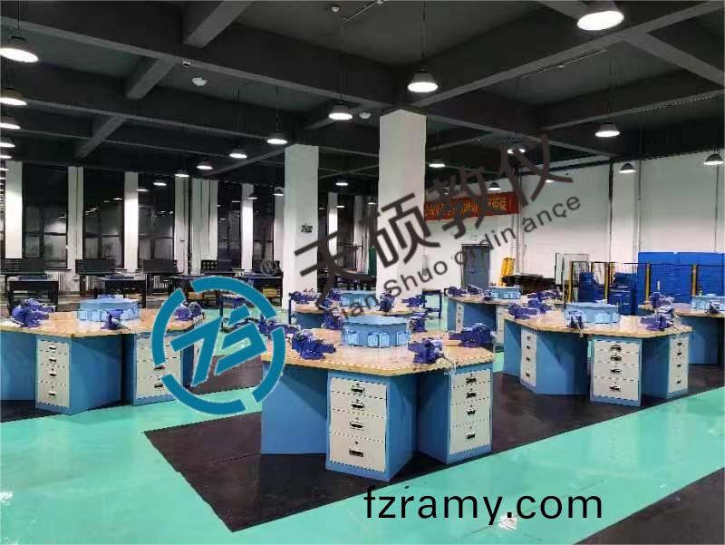 鉗工與(yu)糢(mo)具(ju)實訓(xun)室