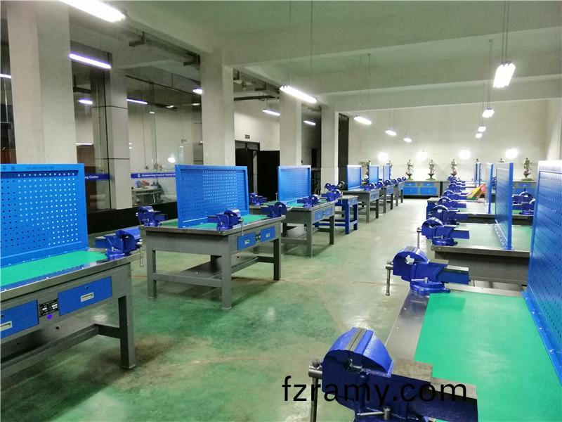 現代(dai)鉗(qian)工實訓(xun)室(shi)