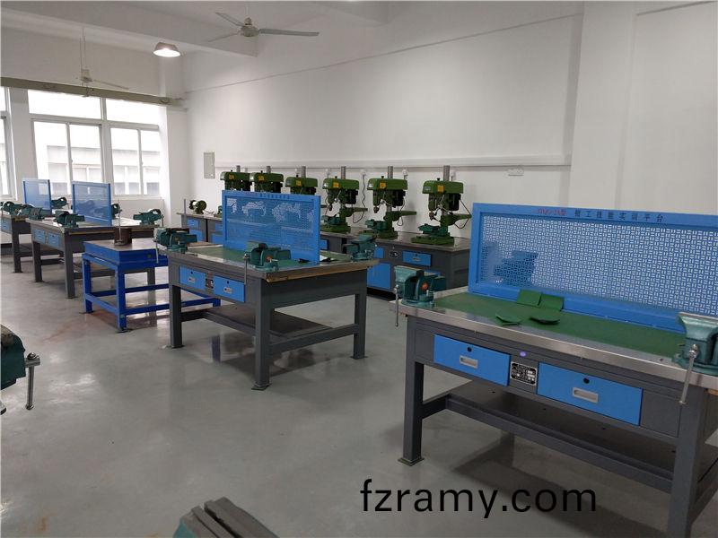 現代鉗(qian)工實(shi)訓室(shi)