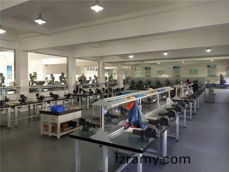 現代鉗(qian)工實(shi)訓室