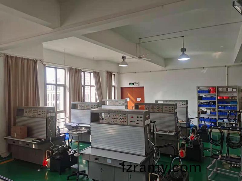 液壓與(yu)氣動實訓室(shi)