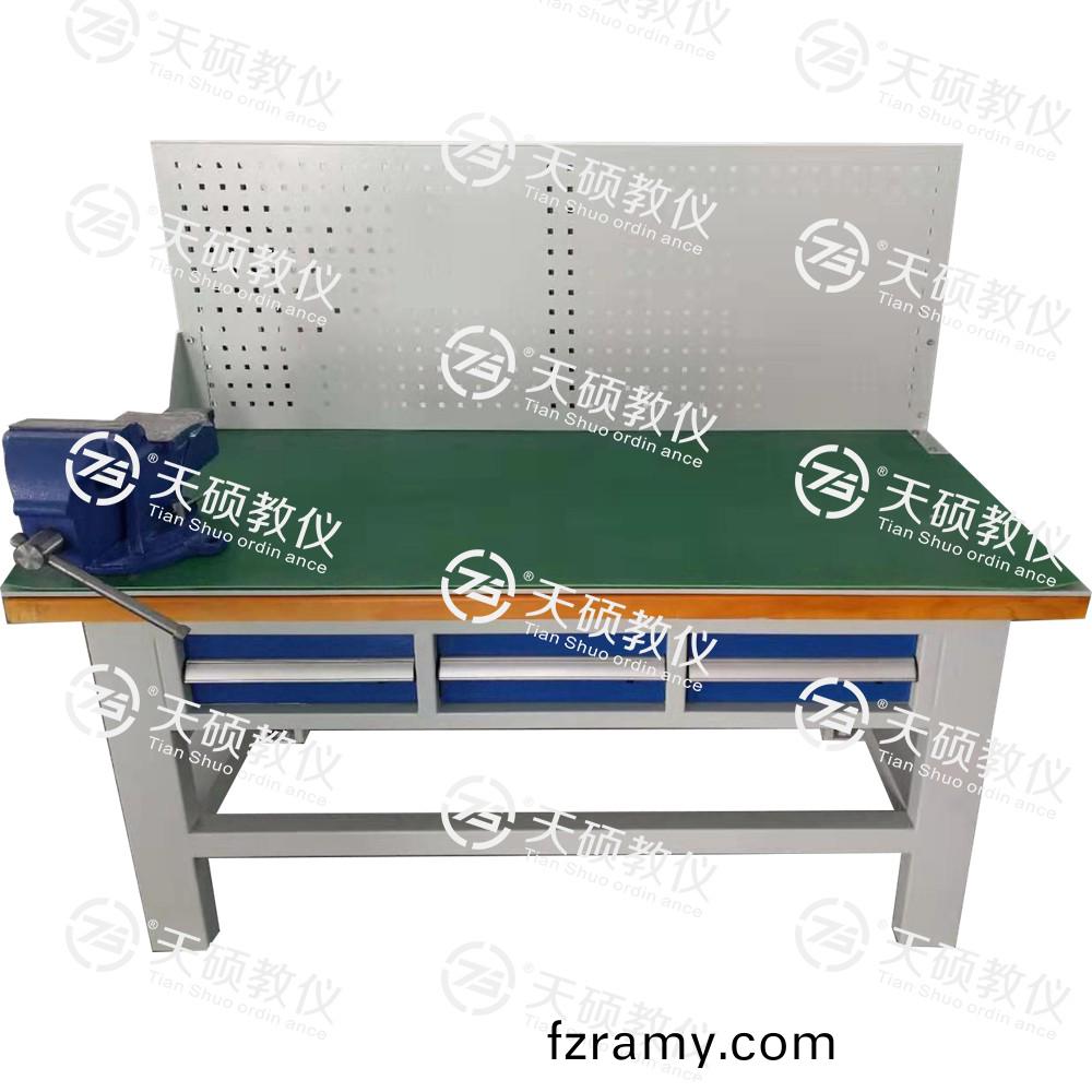 TSBTQG-1型(xing) 鉗(qian)工(gong)技(ji)能實(shi)訓(xun)平(ping)檯（單(dan)麵雙工位）